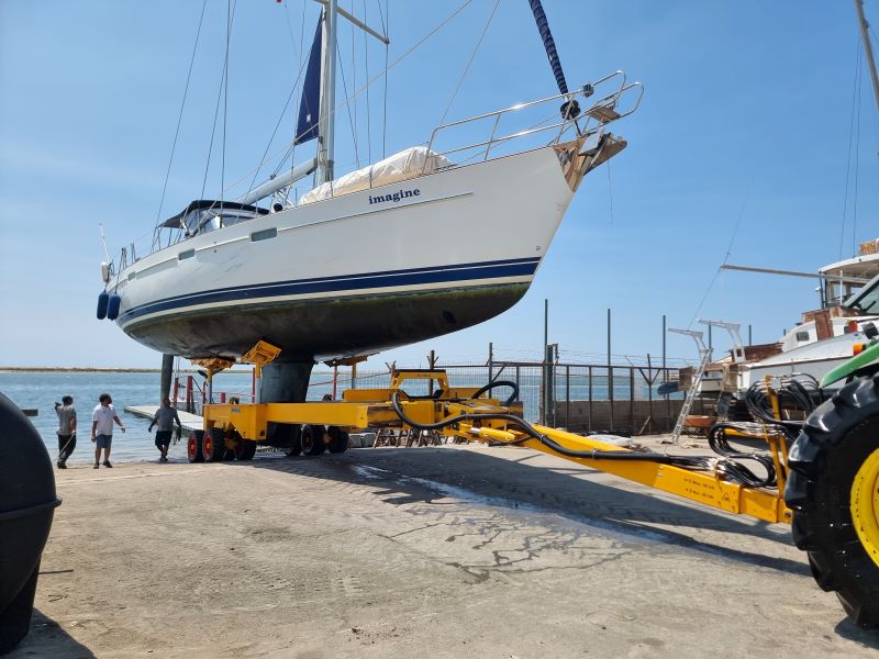 https://bo.algarveboatyard.com/FileUploads/servicos/alagem-a-seco-e-parqueamento/57-feet-hauling-out.jpg