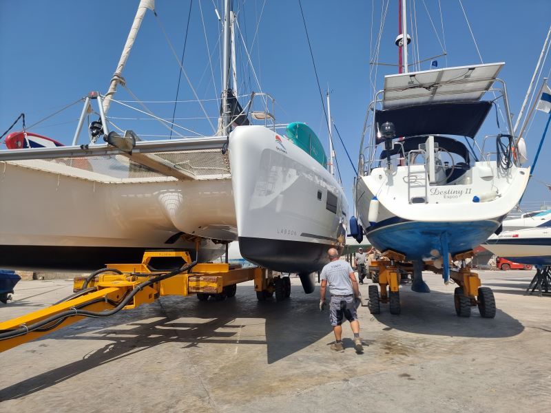 https://bo.algarveboatyard.com/FileUploads/servicos/alagem-a-seco-e-parqueamento/trailers-meeting-with-yachts.jpg